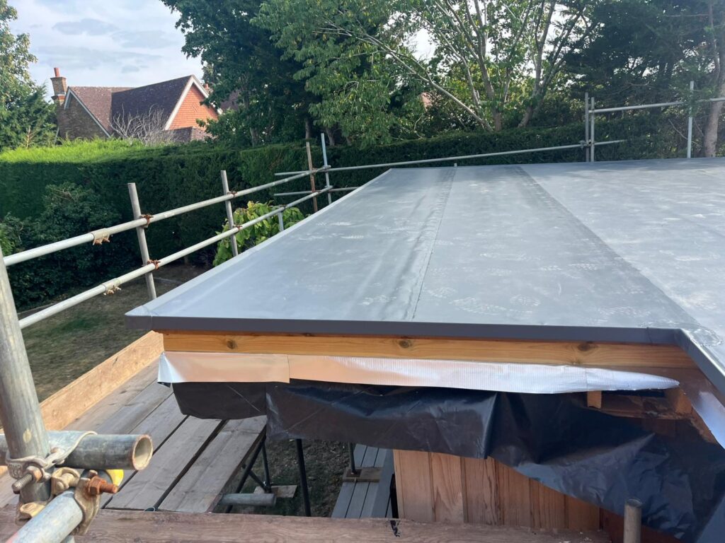 Single ply EPDM flat roof system with corner detail